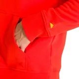 Canguro rojo con capucha ajustable y bolsillo tipo canguro. Logo CAT tonal bordado en el pecho. Confeccionado en algodón y poliéster.