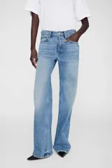 Jean de corte relajado y pierna ancha, inspirado en los años 90. Confeccionado en denim rígido de algodón orgánico, presenta tiro medio, cierre con botones y ruedo con terminación al corte.