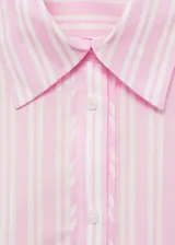 Camisa de mujer a rayas verticales rosas y blancas, de corte recto y manga larga con puños abotonados.