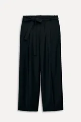 Pantalón negro de tiro alto confeccionado en mezcla de lana, con trabillas en la cintura, bolsillos laterales y falsos bolsillos de vivo en la espalda. Incluye cinturón de lazo en el mismo tejido y cierre frontal con cremallera, botón interior y ganchos metálicos.