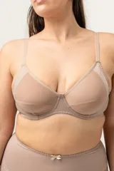 Soutien reductor liso con aro y breteles elásticos regulables, confeccionado con fibra LYCRA® XTRA LIFE™.