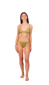 Conjunto de bikini color verde oliva, compuesto por un corpiño triangular de dos piezas con escote en V y breteles finos, y una bombacha de tiro medio con laterales de ancho medio.