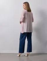 Camisa larga de rayón marca Robert Louis, con estampado a rayas verticales en tonos coral y blanco. Tiene cuello con solapa, abertura central con botones, mangas largas regulables con presilla y botón, y tajos laterales.