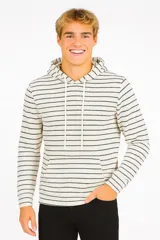 Sudadera con capucha color crudo con rayas horizontales negras, cordones blancos y bolsillo tipo canguro.