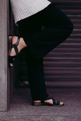 Sandalia roja con tiras cruzadas de neopreno, plantilla de cuero y taco bajo de madera.