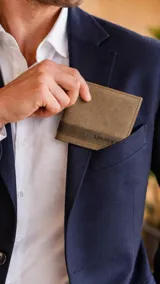 Billetera de cuero color marrón claro con una guarda inferior en tono más oscuro y el nombre "LINCOLN'S" grabado. Cuenta con dos visores, doble repartición para billetes, tarjeteros y bolsillos.