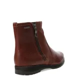 Bota de caña baja color marrón coñac, con cierre lateral y suela plana.