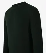 Suéter masculino de malla de viscosa y poliamida color gris claro, con textura de cuadros grid, cuello redondo y mangas largas.