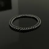 Pulsera de acero color plateado con eslabones entrelazados.