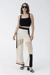 Crop top blanco de tejido de punto acanalado, con breteles anchos y escote cuadrado.