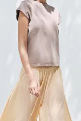 Remera color ladrillo con cuello redondo y mangas cortas.