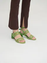 Sandalias de gamuza color negro con tiras transparentes de poliuretano, taco redondo y tiras finas al tobillo.