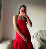 Vestido corto color rojo con botones de madera y lazos en la espalda.