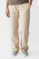 Pantalón negro de corte recto y tiro alto, con cintura elástica y cordón ajustable.