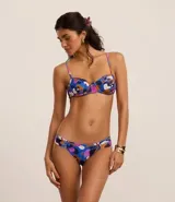 Top de bikini con estampado floral, corte media taza, con aro y breteles ajustables.