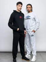 Pantalón de jogging azul marino de felpa sin friza, con puños elásticos y logo de Umbro bordado en celeste.