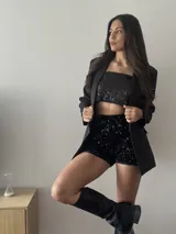 Short negro de lentejuelas con cintura elástica.