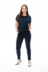Remera azul de tejido de punto acanalado con cuello redondo y mangas cortas.