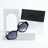 Lentes de sol negros con forma geométrica y lentes grises degradadas. Incluye estuche rígido negro con logo Berna.