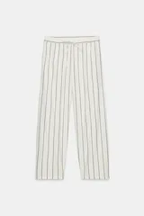 Pantalón tipo pijamero confeccionado en hilatura de algodón 100%. Tiro medio y cintura elástica ajustable con lazada. Bolsillos de vivo en laterales y de plastrón en espalda. Pernera recta.