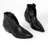 Botines de cuero vacuno color blanco con diseño bordado, taco de madera foliado en cuero de 5cm, cierre del lado interior y horma de punta fina.