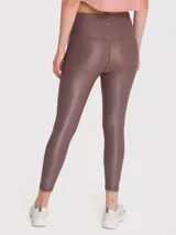 Calza deportiva negra con tela brillante, tiro alto y cintura en forma de "V" con silicona interior.