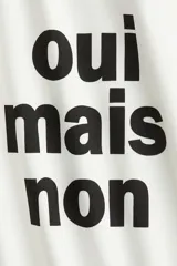 Remera blanca de corte amplio con estampado frontal de la frase "oui mais non" en color negro.