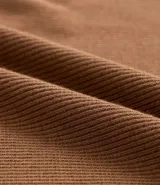 Musculosa plus size color tostado, confeccionada en malla rib de viscosa, con cuello redondo y textura acanalada.