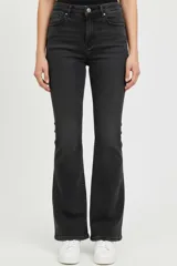 Pantalón jean negro de calce medio, corte ancho y estilo flare.