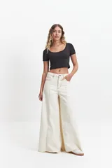 Remera cropped negra de manga corta con escote amplio.