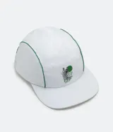 Gorra blanca de cinco paneles con visera plana y ribetes verdes. Presenta un estampado con un pez koi, texto en japonés y la palabra "Tokyo" en verde.