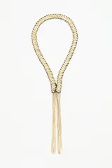 Collar corto con cordón trenzado en tonos beige y negro, con flecos dorados.