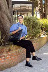 Botín negro de cuero con elástico lateral de gamuza y taco cuadrado bajo.