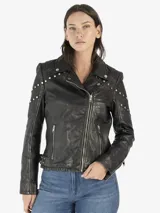 Chaqueta de cuero negra estilo motociclista con cierre cruzado, solapas con muescas y tachuelas plateadas en hombros y mangas.