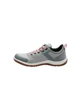 Zapatillas urbanas Hush Puppies modelo Rising Low, color gris con detalles en gris oscuro y rosa. Capellada textil impermeable, cordones rosas y suela de goma marrón.