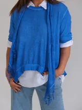 Sweater azul con escote redondo y detalle de encaje en el ruedo. Incluye chalina de gasa al tono con detalle de encaje.
