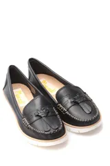 Zapato de cuero negro tipo mocasín con detalle de flecos en la parte frontal.