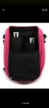 Mochila negra con detalles en cuero sintético, con tiras de tela mesh y correa desmontable. Cuenta con bolsillo interno y bolsillo para termo y mate.