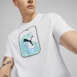 Remera blanca de algodón con cuello redondo y mangas cortas. Estampado en el pecho con el logo de Puma sobre una ola en tonos celeste y verde.