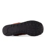 Championes New Balance 574 color marrón, con detalles en naranja y blanco. Confeccionados en gamuza y malla, con logo "N" característico en los laterales y entresuela ENCAP.