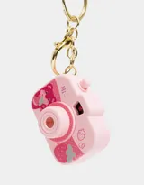 Llavero con forma de cámara vintage color rosa con detalles de un oso y fresas.