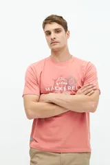 Remera verde agua de manga corta con estampado de dos peces y texto en azul marino.