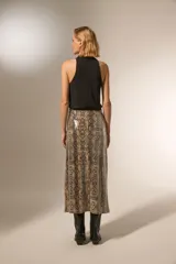 Falda midi de corte recto con estampado de piel de serpiente en tonos marrones y negros.