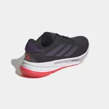 Championes de running Adidas Supernova Ease, color negro con detalles en violeta y suela blanca con detalles en rojo.