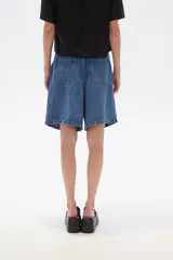 Short de jean azul, con bolsillos y calce alto.