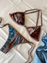 Conjunto de bikini de terciopelo con corpiño triangular con breteles regulables desmontables y bombacha ajustable.