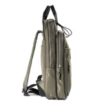 Mochila verde de poliéster con diseño rectangular y gran capacidad. Tiene acceso con cierre, dos bolsillos externos con cierre, un bolsillo interno con cierre y dos bolsillos internos abiertos. Las correas son regulables y las asas fijas. El interior es de tela de algodón y poliéster.