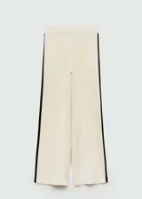 Pantalón palazzo color crema de tejido de punto fino, con cintura elástica y bandas laterales negras en contraste.