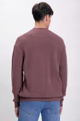 Suéter de tejido de punto acanalado, color marrón rojizo, con cuello mock neck y calce holgado.