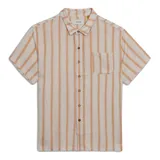 Camisa de manga corta con diseño de rayas verticales en tonos naranja y beige. Presenta cuello clásico, cierre frontal con botones y un bolsillo de parche en el pecho.